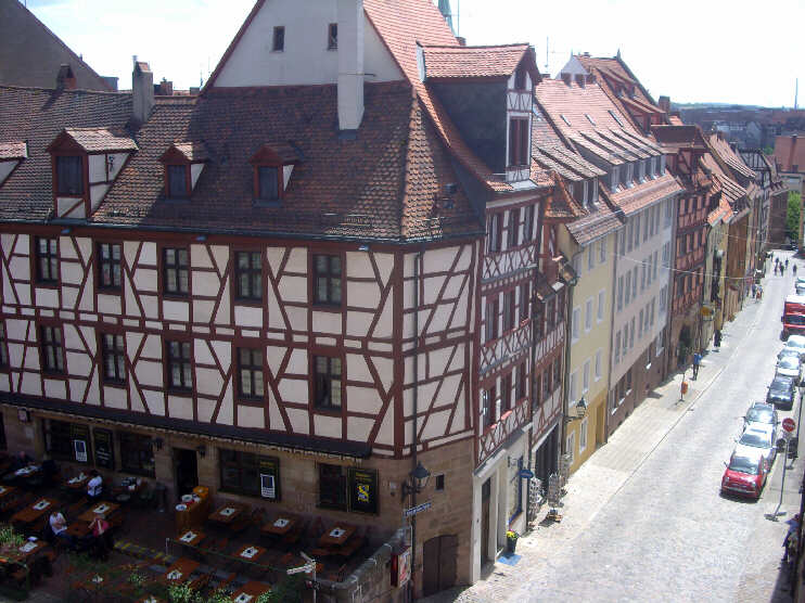 Blick vom Wehrgang auf das Lokal «Zur Schranke» und auf die Albrecht-Dürer-Straße (Mai 2015)