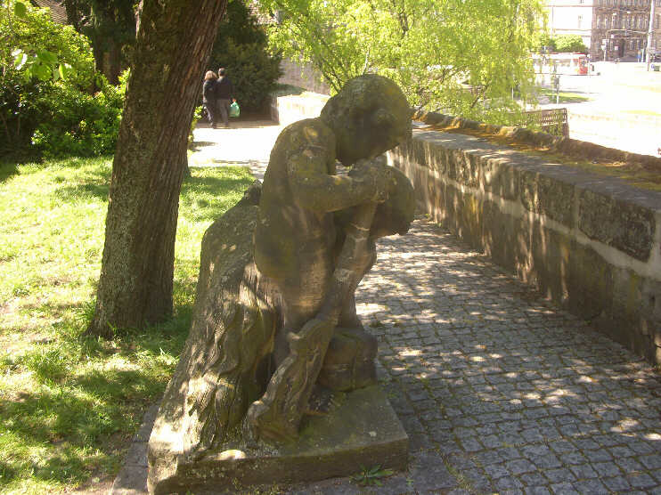 Puttenfigur im Bürgermeistergarten (April 2014)