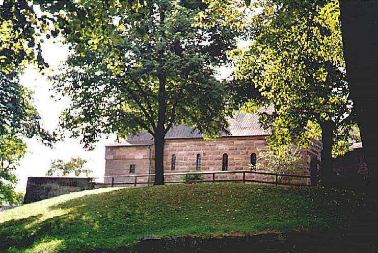 Blick von den parkartigen Anlagen der Burggrafenburg zur Walburgiskapelle (Juni 2002)