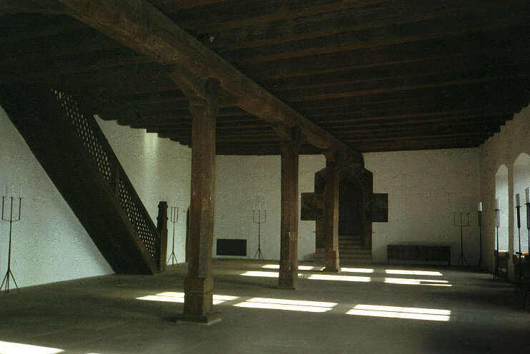 Rittersaal mit Treppe zum darüberliegenden Kaisersaal  (November 2002)