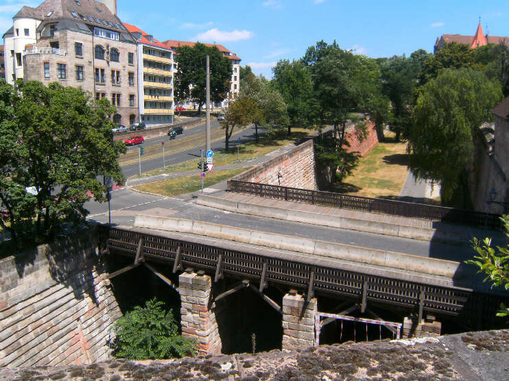 Blick von der Neutorbastei auf die Neutorgraben, Neutorbrücke und den Burggraben (Juni 2017)
