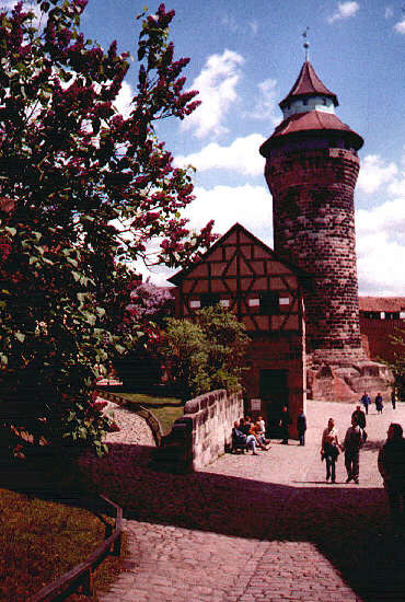 Brunnenhaus und Sinwellturm im Frühling (Mai 2003)