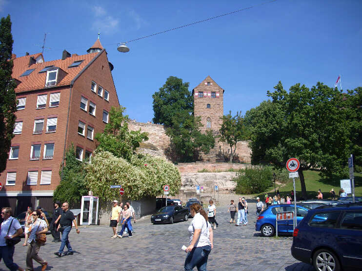 Burgstraße, bei der Einmündung der Oberen Schmiedgasse, mit Blick hinauf zur Burgfreiung und zur Burggrafenburg (August 2009)