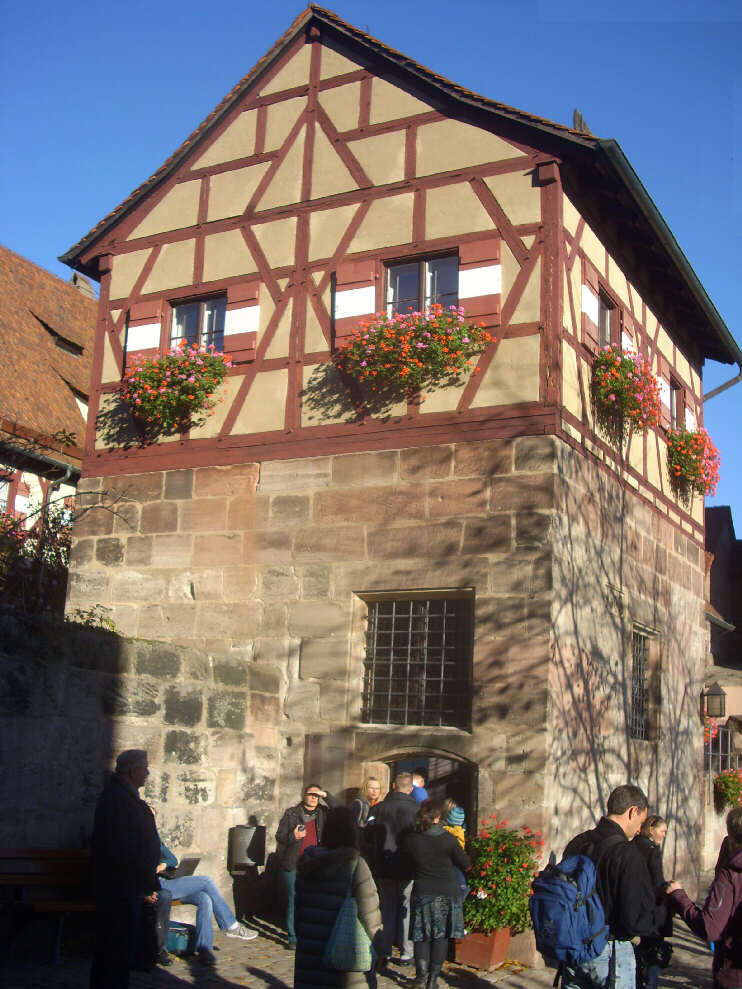 Brunnenhaus im äußeren Burghof der Kaiserburg (Oktober 2015)