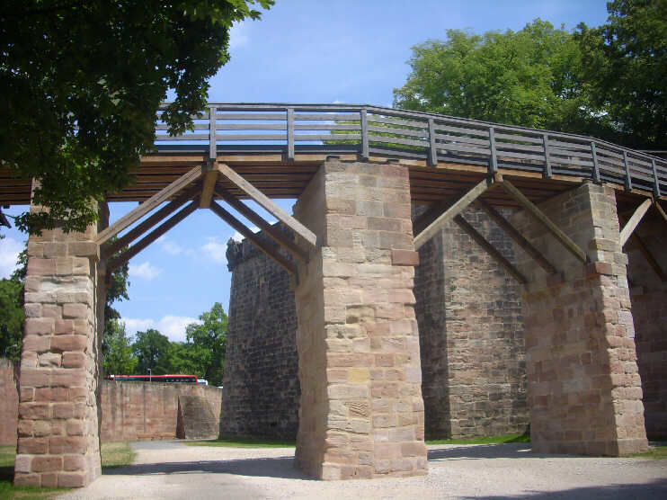 Vestnertorbrücke vom Burggraben aus gesehen (Juli 2014) [Siehe auch unter «Burggraben zwischen Tiergärtnertor & Vestnertor» und «Burggraben zwischen Vestnertor & Maxtor»]