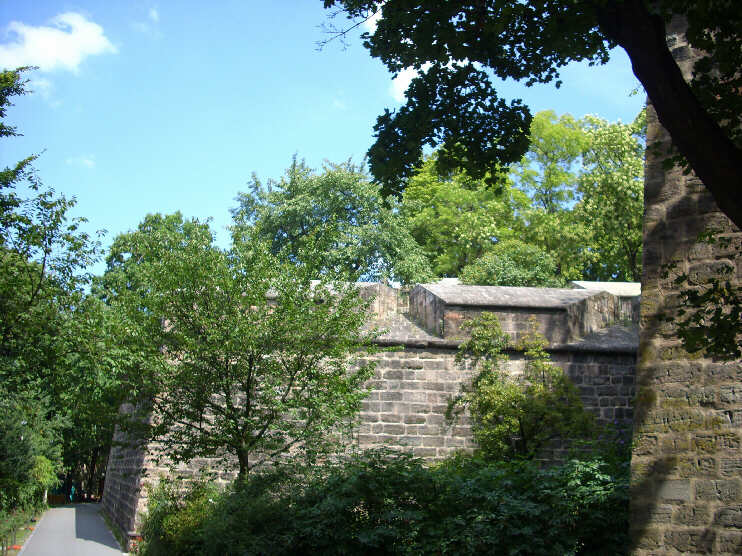 Burggraben in der Nähe des Tiergärtnertores, Blick auf die Große Burgbastei (August 2009)