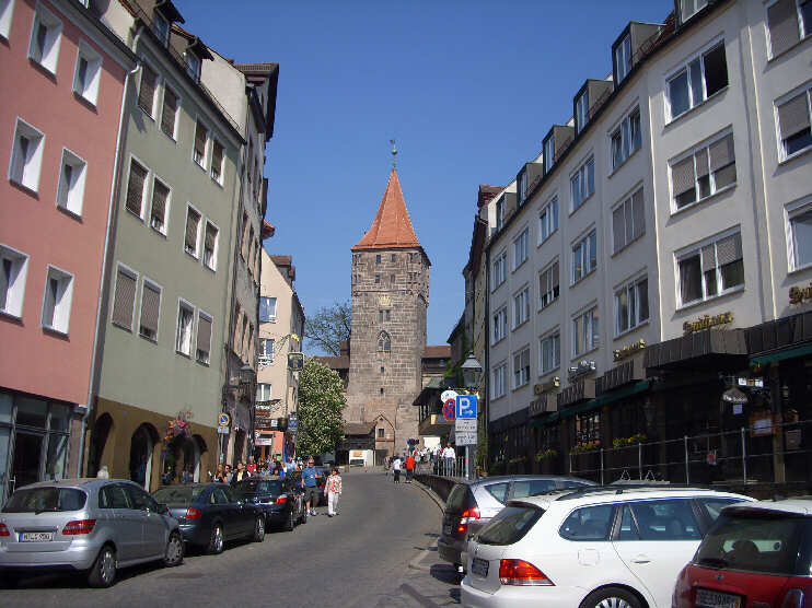 Bergstraße mit Tiergärtnertorturm  (April 2011)