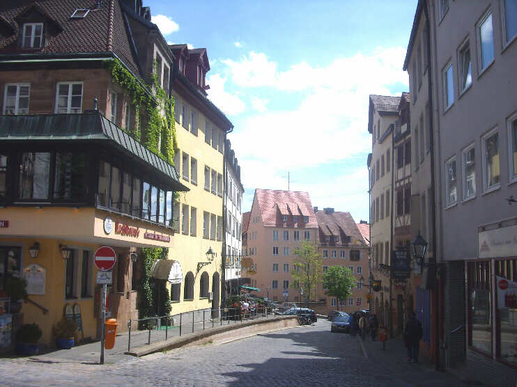 Bergstraße, vom Tiergärtnertorplatz aus gesehen (Mai 2015)