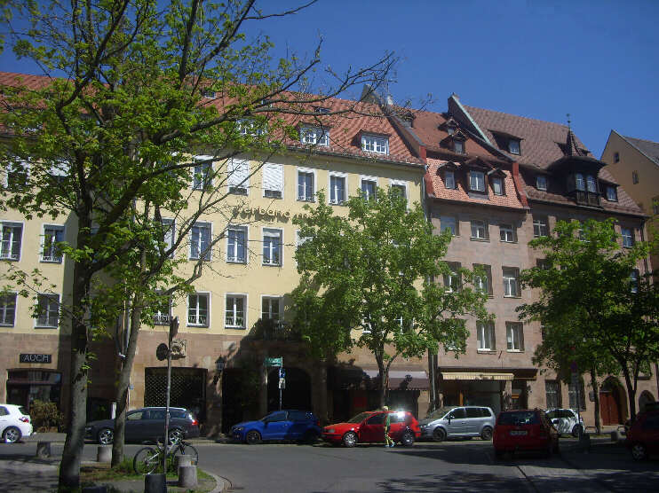 Einmündende Karlstraße in den Weinmarkt. Blick auf eine Häuserzeile am Weinmarkt. (Mai 2016) [Siehe auch unter «WEINMARKT»!]