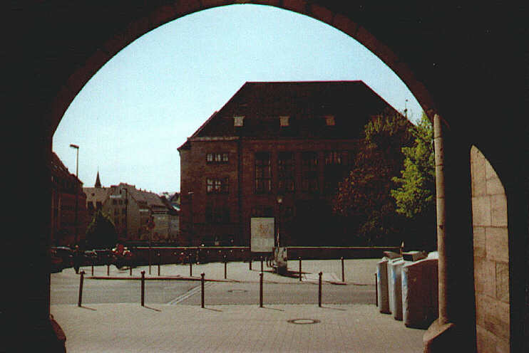 Blick vom Brunnengäßchen auf die Theresienstraße (Mai 2007)