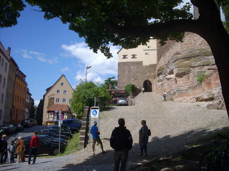 Steiler Aufgang zum Himmelstor und zum Vorhof [äußerer Burghof der Kaiserburg] (Juli 2012)