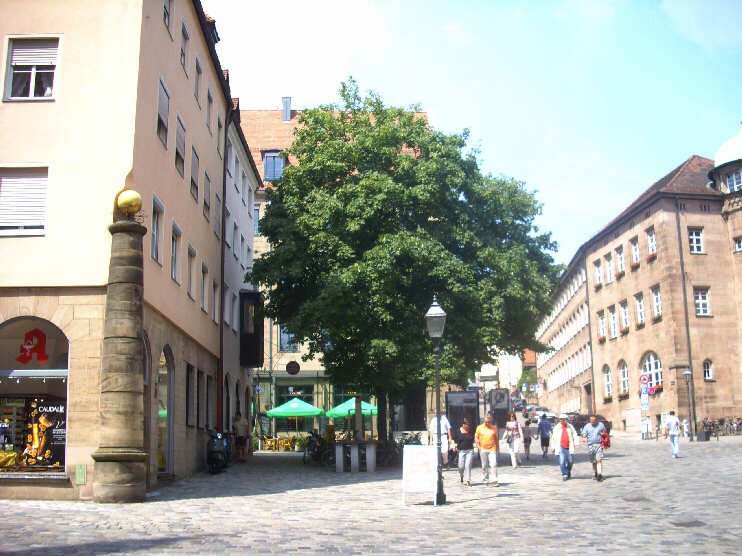 Rathausplatz, Blickrichtung Burgstraße (Juli 2013)