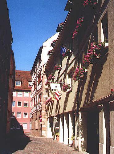 In der engen Agnesgasse - Blickrichtung Albrecht-Dürer-Straße (Juni 2006)