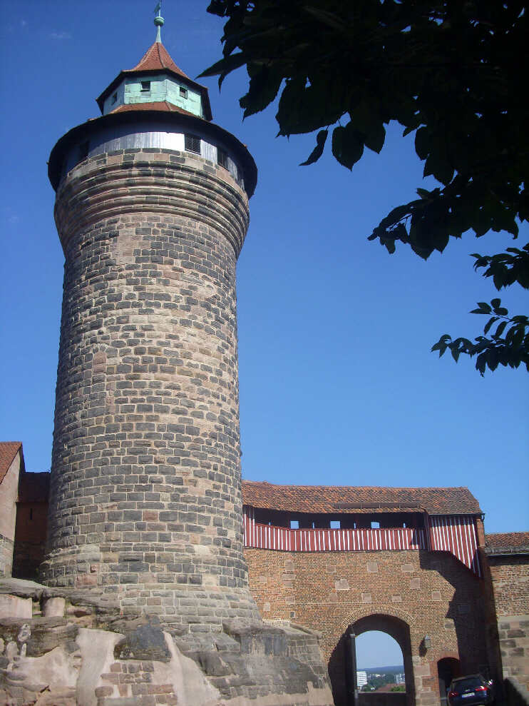 Sinwellturm und Tor zur Burgfreiung (August 2013)