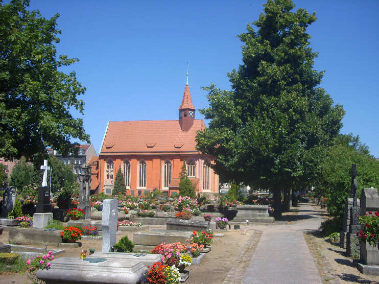 St. Johannis-Kirche im Johannisfriedhof (August 2013)