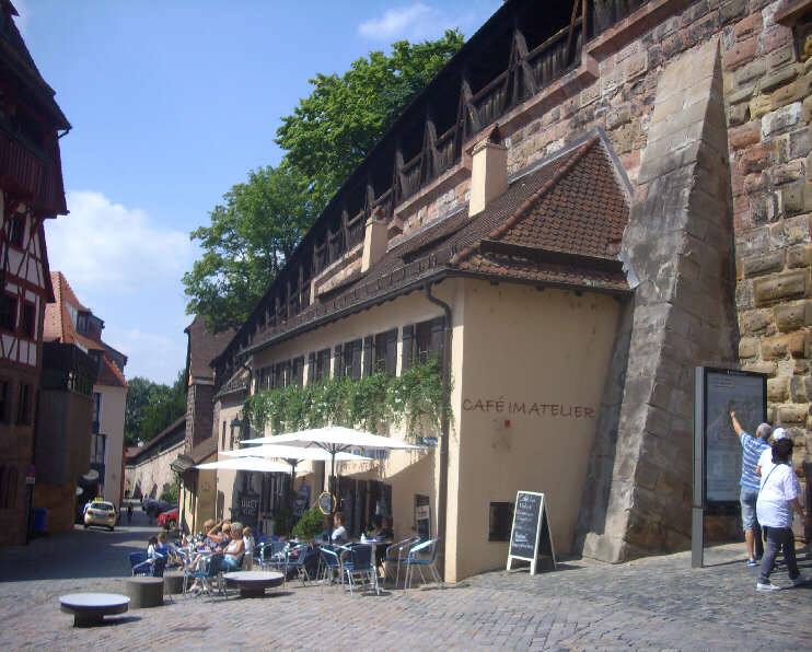 Die Töpferei am Dürerhaus incl. Café im Atelier gehört bereits zur NEUTORMAUER (August 2013)