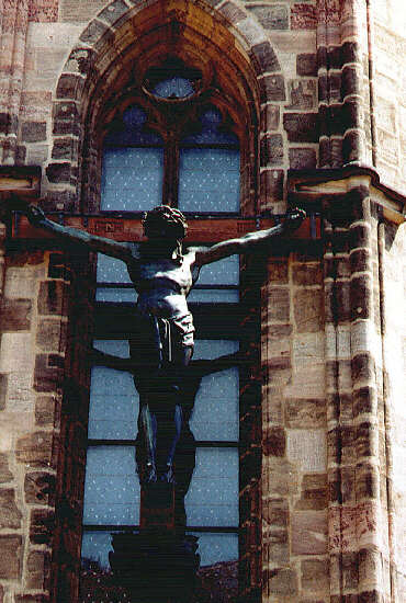 Mächtige Bronzefigur des gekreuzigten Christus, die vor 1530 gegossen wurde, an der Westseite der Sebalduskirche (September 2002) 