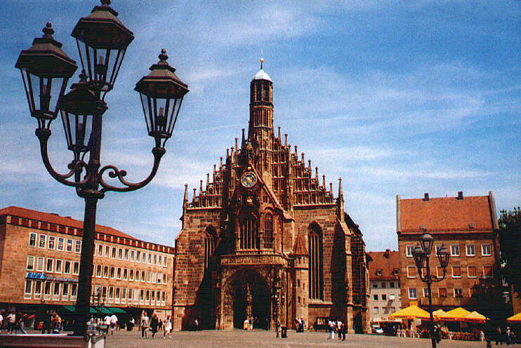 Hauptmarkt mit Frauenkirche (Mai 2004)