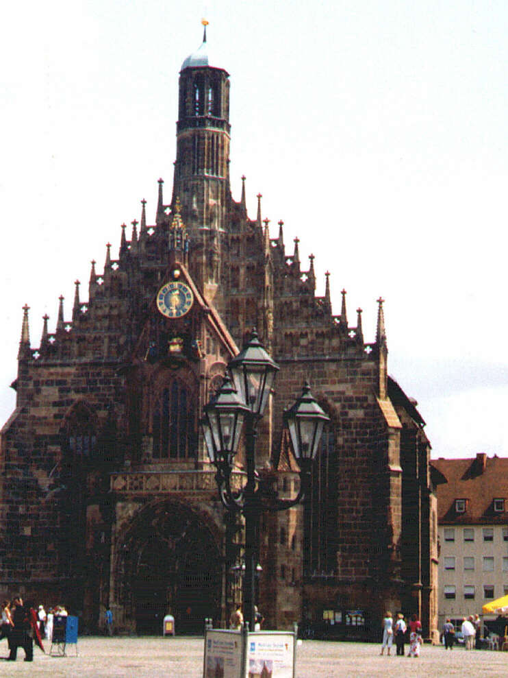 Die Frauenkirche auf dem Nürnberger Hauptmarkt (Juli 2004)
