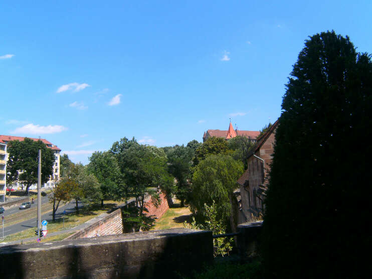 Blick von der Neutorbastei auf Neutorgraben, Burggraben und Kaiserburg (Juni 2017)