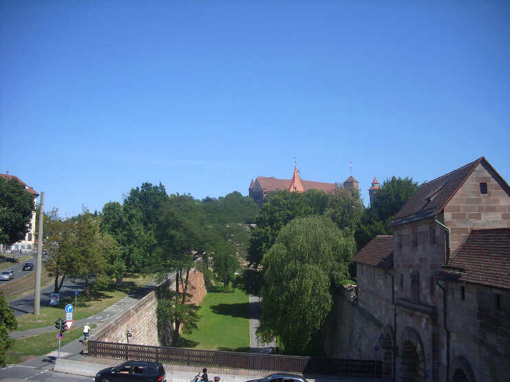 Blick von der Neutorbastei auf Neutorgraben, Burggraben, Neutorbrückem Neutor und Kaiserburg (August 2013)
