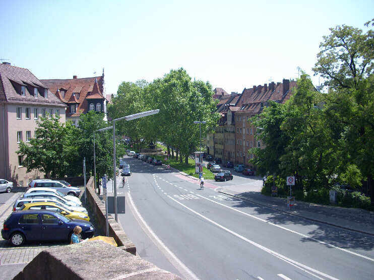 Blick vom Hallertorzwinger unterhalb des Heilpflanzengartens auf den Maxplatz und den Hallertorplatz (Mai 2009)
