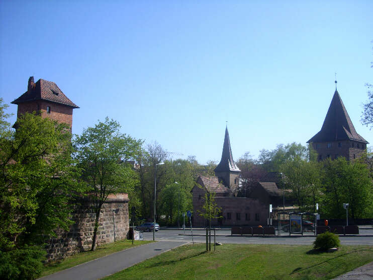 Am Hallertor - von links nach rechts: Turm «Grünes H», Turm «Grünes G» [Hallertürlein], Turm «Grünes F» [Schlayerturm] (April 2015)