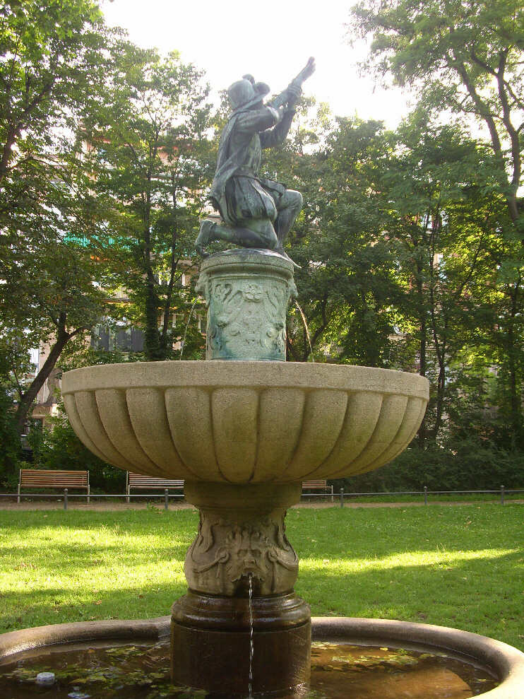 Armbrustschützenbrunnen (Schnepperschützenbrunnen) im östlichen Teil der Hallerwiese (Juli 2012)