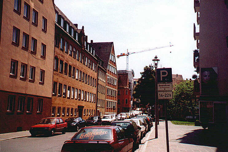 Karlstraße, Blickrichtung Trödelmarkt, Karlsbrücke. Die Häuser auf der linken Straßenseite (Augustinerhof) wurden inzwischen abgerissen. (Juni 2006)