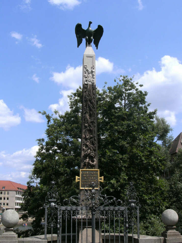 Obelisk mit Kriegsadler auf der Südlichen Karlsbrücke (Juni 2013)