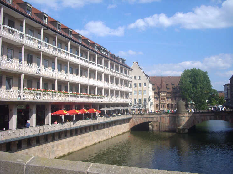 Blick von der Fleischbrücke hinüber zu der Museumsbrücke und dem Heilig-Geist-Spital (August 2013)