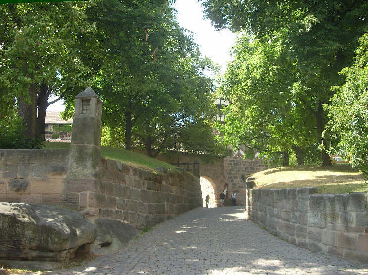 Aufgang (Hohlweg) zur Burggrafenburg (Juni 2014)