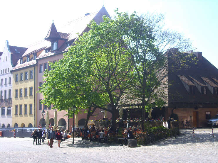 Am Rathausplatz: «Bratwursthäusle» (Mai 2015)