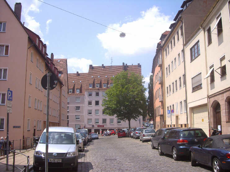 Schildgasse, Blickrichtung Burgstraße, bei der Einmündung des Brunnengäßchens (Juli 2013)