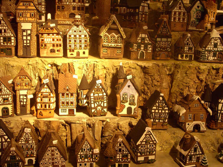 Nürnberger Christkindlesmarkt - Verkaufsstand mit kleinen Fachwerkhäusern (Dezember 2011)