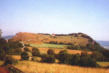 Walberla mit der Walburgiskapelle, von der Rodenstein-Seite aus gesehen